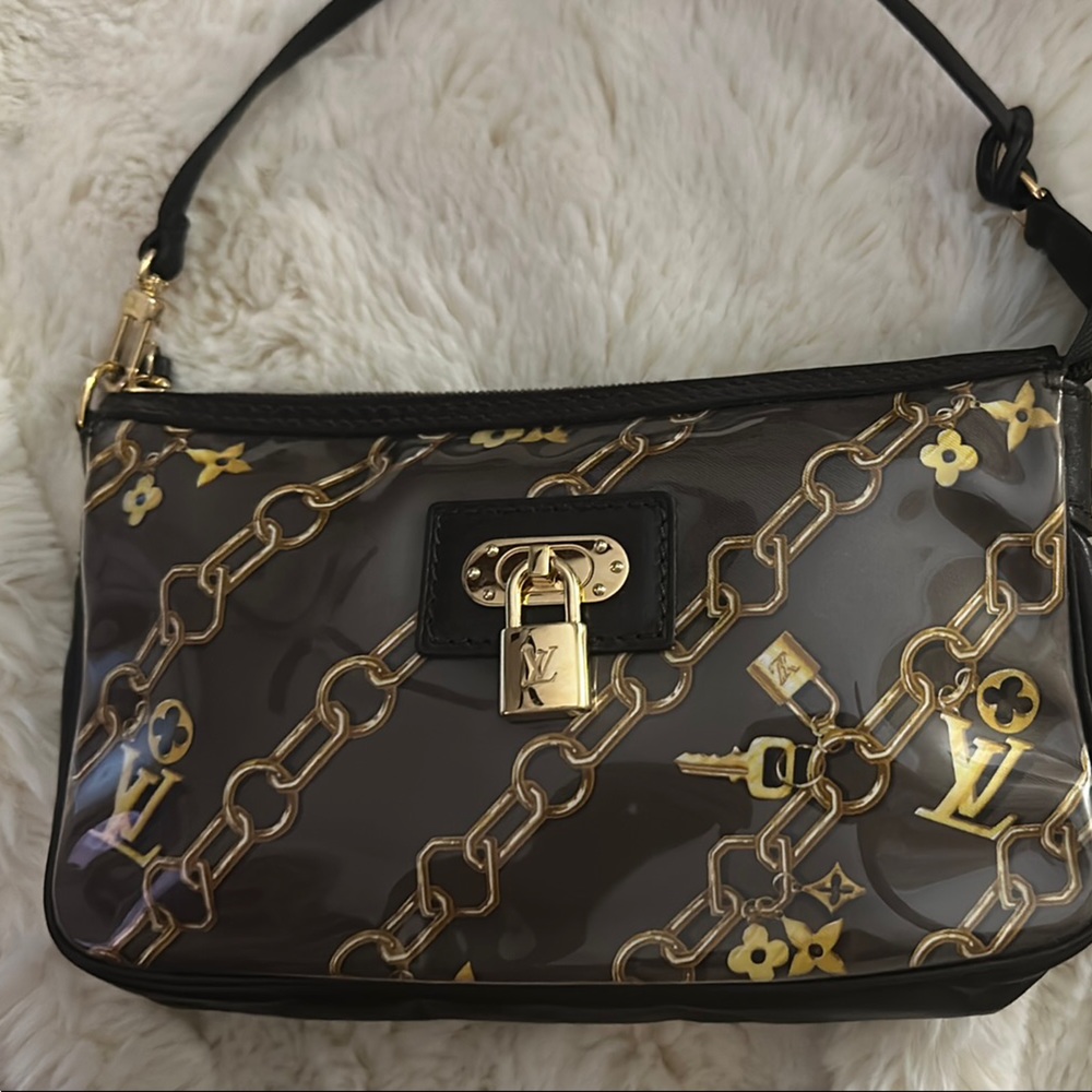 Black and Gold Chain-Link Clutch with Elegant Clasp